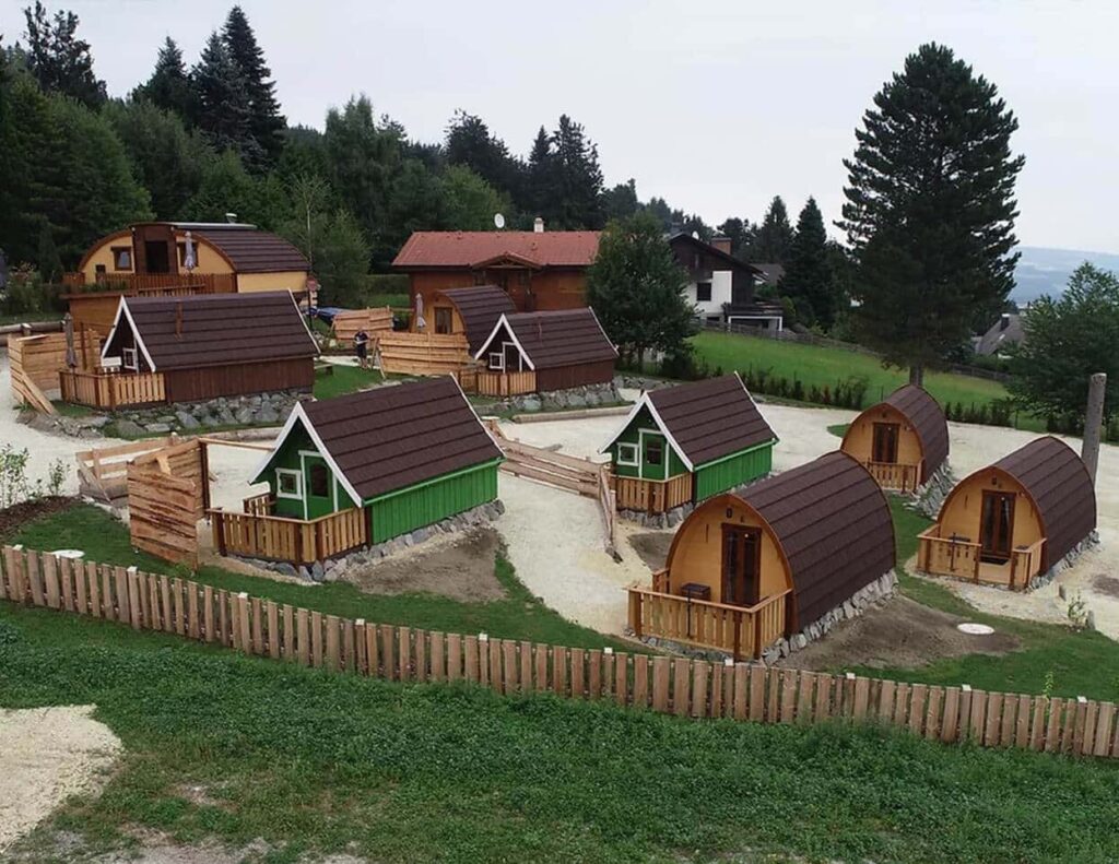 NAWALO-Unterkünfte auf dem Campingplatz in Mönichkirchen, Österreich