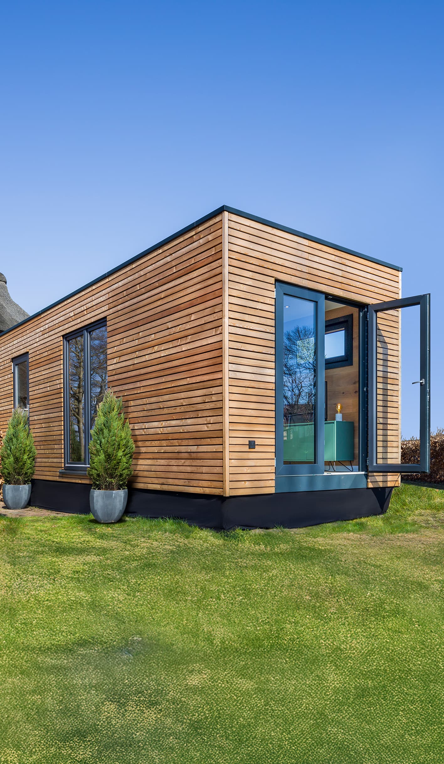 Ein Tiny House steht auf einer Wiese