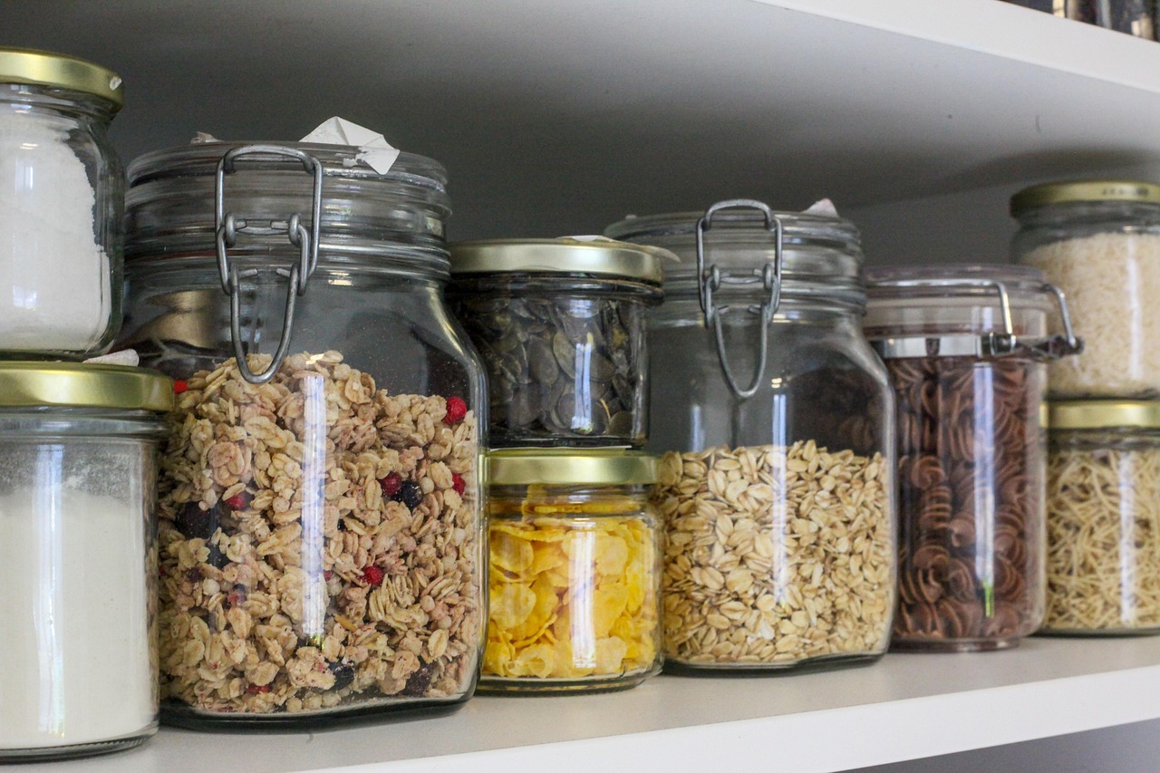 Mehrere Mehrwegläser gefüllt mit Müsli, die in einem Regal stehen